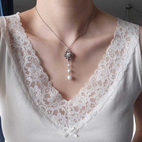 Gothic white pearl rosary necklace with a small silver chain - Picture 3 of 12